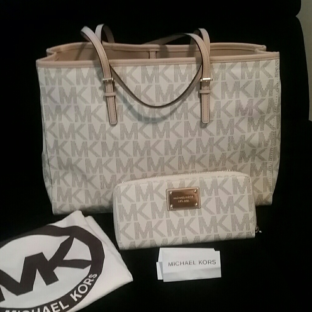 Michael Kors Signature E/W Jet Set Tote & Wallet